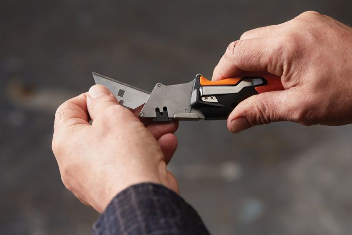 Fiskars Ніж будівельний CarbonMax, трапецієвидне висувне лезо, 185 мм, 200г