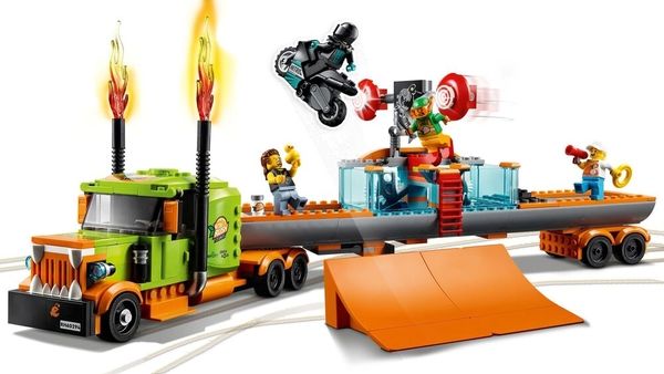 Конструктор LEGO City Вантажівка для шоу каскадерів 60294