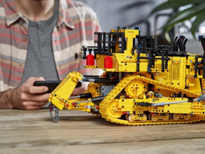 Конструктор LEGO Technic Бульдозер Cat D11 на пульті управління 42131