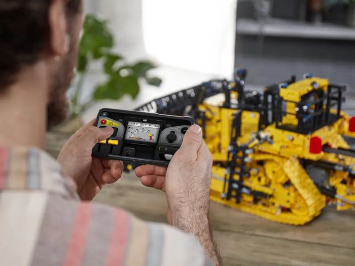 Конструктор LEGO Technic Бульдозер Cat D11 на пульті управління 42131