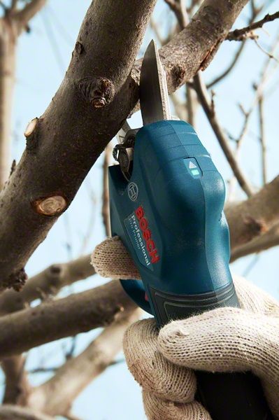 Секатор Bosch Pro Pruner акумуляторний, 12В, 3.0 Ач, до 25мм, 1кг, сет. 2 ак.