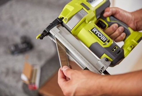 Ryobi Цвяхозабивач RYOBI ONE+ R18GN18-0, 18В (без АКБ та ЗП)