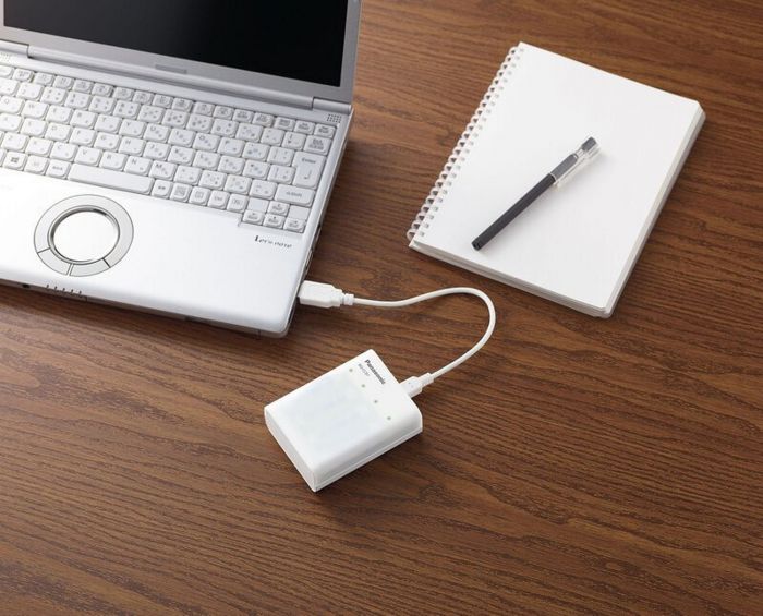 Зарядний пристрій Panasonic USB in/out з функцією Power Bank+4AA 1900 mAh