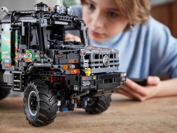 Конструктор LEGO Technic Повнопривідна вантажівка для випробувань Mercedes-Benz Zetros