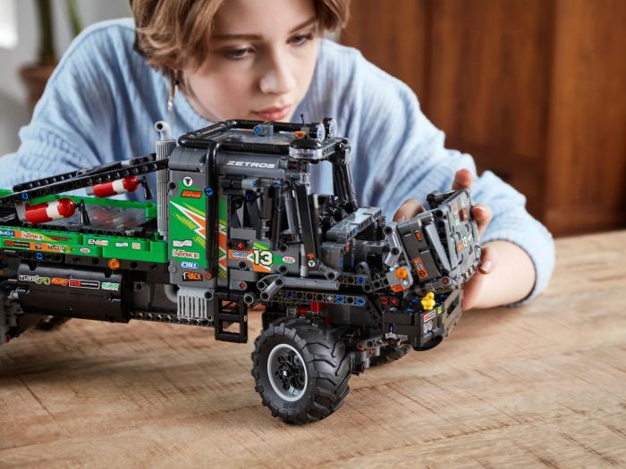 Конструктор LEGO Technic Повнопривідна вантажівка для випробувань Mercedes-Benz Zetros