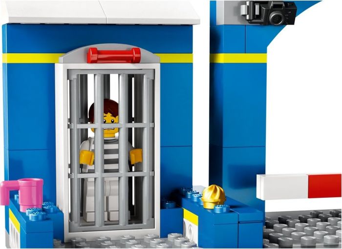 Конструктор LEGO City Переслідування на поліцейській дільниці