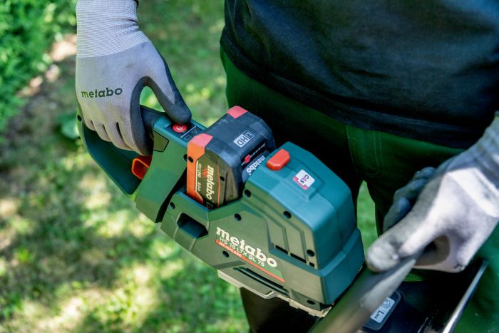 Кусторіз акумуляторний Metabo HS 18 LTX BL 75, 18В, 75см, крок різу 21мм, довина різу 70см, 4.4кг, без АКБ та ЗП