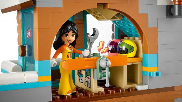 Конструктор LEGO Friends Святкова гірськолижна траса й кафе