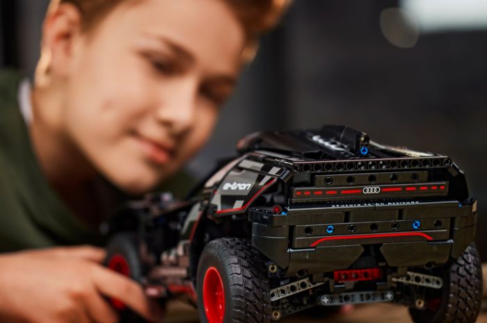 Конструктор LEGO Technic Audi RS Q e-tron