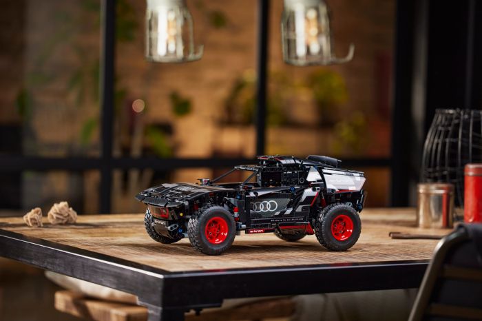 Конструктор LEGO Technic Audi RS Q e-tron