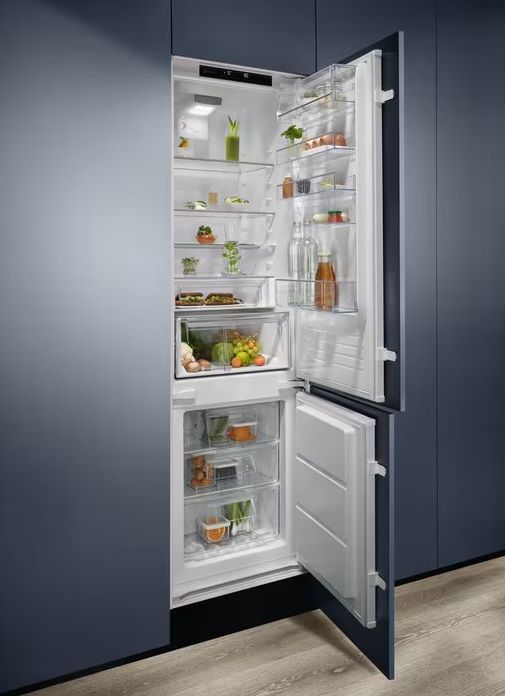Холодильник Electrolux вбудований з нижн. мороз., 188x55х55, холод.відд.-215л, мороз.відд.-61л, 2дв., А++, Combi, інв., диспл внутр., зона св-ті, білий