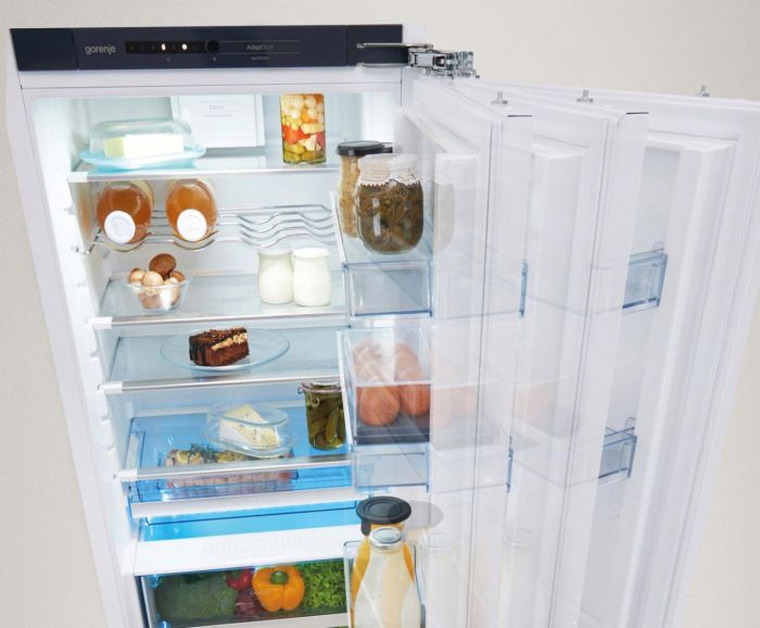 Холодильна камера Gorenje вбудована, 177x55,5х54,5, 301л, А++, інв., дисплей, білий