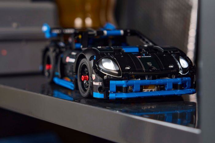 Конструктор LEGO Technic Автомобіль для перегонів Porsche GT4 e-Performance