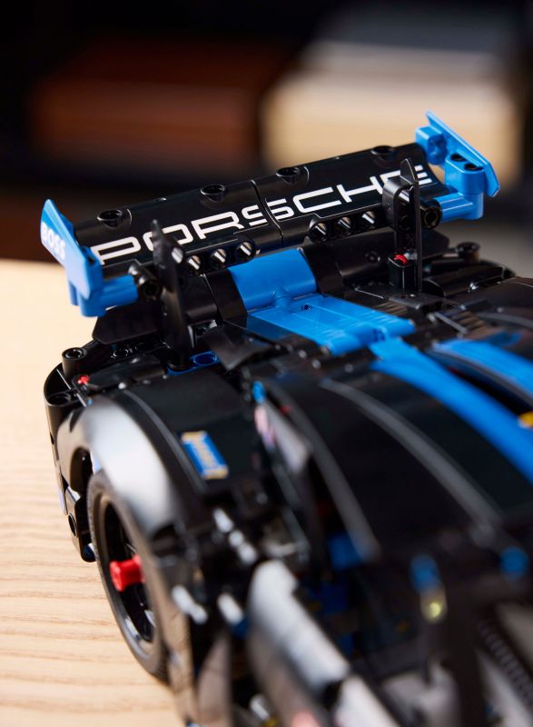 Конструктор LEGO Technic Автомобіль для перегонів Porsche GT4 e-Performance