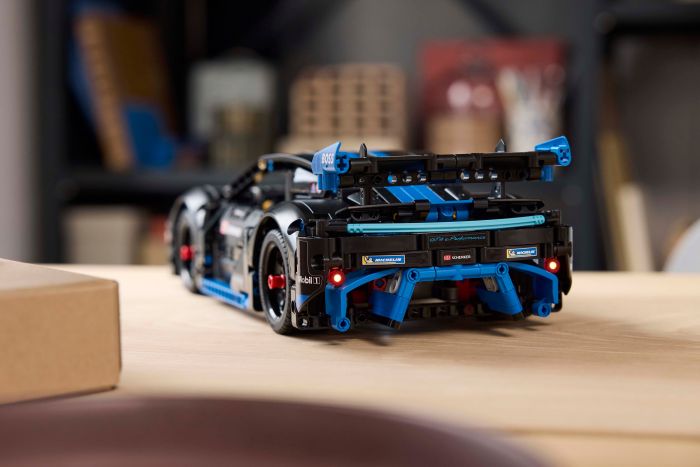 Конструктор LEGO Technic Автомобіль для перегонів Porsche GT4 e-Performance