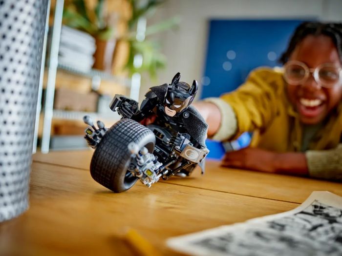 Конструктор LEGO Batman Фігурка Бетмена для складання і бетцикл