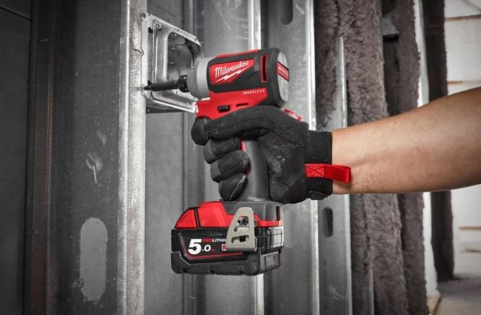 Гвинтоверт ударний акумуляторний Milwaukee M18 BLID2-0X 18В 1700-3400об/хв 180Нм кейс 1.7кг без АКБ та ЗП