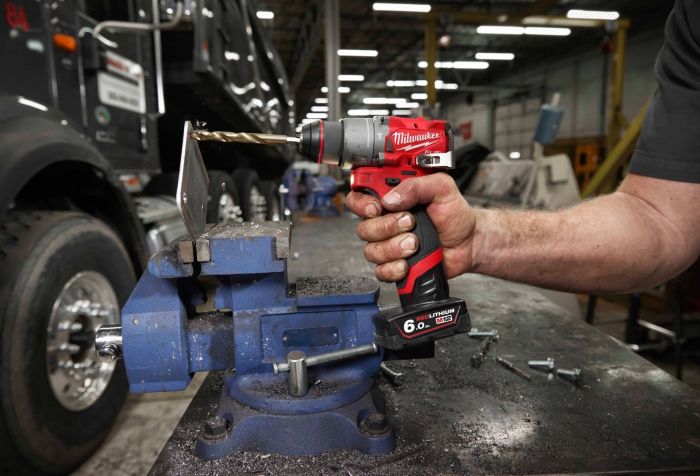 Набір із двох акумуляторних інструментів Milwaukee M12 FPP2A2-402X шурупокрут-дриль M12 FPD2-0 гвинтоверт M12 FID2-0 акб М12 2х4А·год ЗП C12C кейс