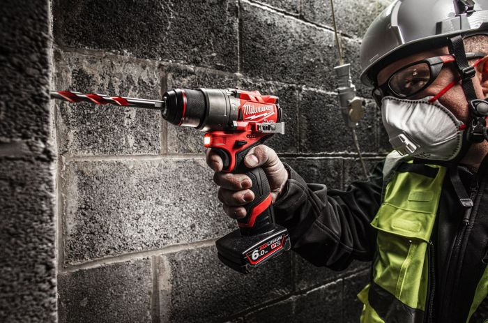 Набір із двох акумуляторних інструментів Milwaukee M12 FPP2A2-402X шурупокрут-дриль M12 FPD2-0 гвинтоверт M12 FID2-0 акб М12 2х4А·год ЗП C12C кейс