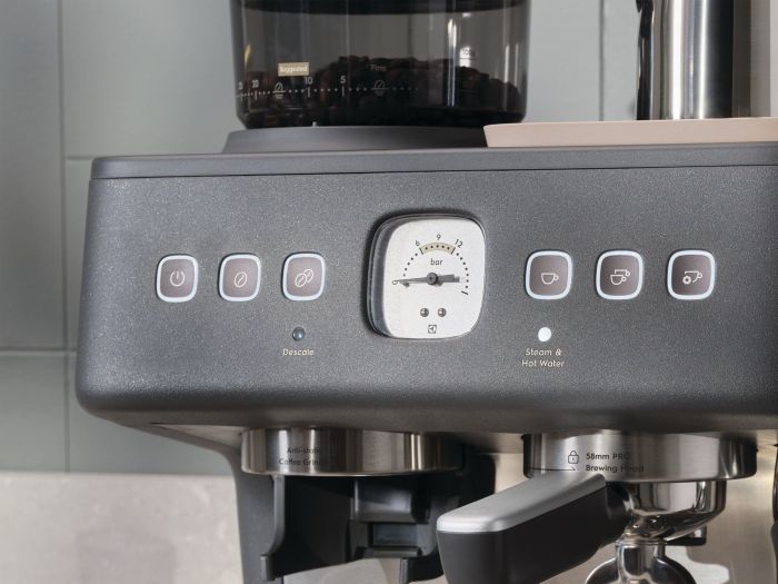 Кавоварка Electrolux ріжкова, 3л, зерно+мелена, ручний капуч, кавомолка, підігрів чашок, подача гар. води, чорний