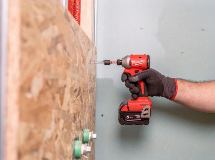 Гвинтоверт ударний акумуляторний Milwaukee M18 BLIDRC-402C 18В АКБ 2х4А·год 0-3600об/хв 190Нм ЗП M12-18C жилетка кейс 1.3кг