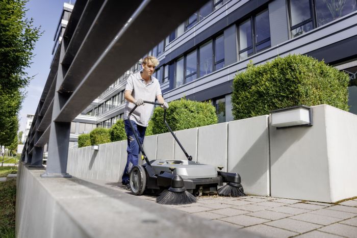 Підмітальна машина професійна Karcher KM 70/20 C 2SB ручна захват 98см контейнер 45л 22кг