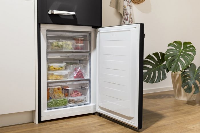 Холодильник з нижн. мороз. камерою Gorenje, 194x66x60см, 2 двері, 204(96)л, А++, Retro, NoFrost+, Внутр. Диспл, Зона св-ті, чорний