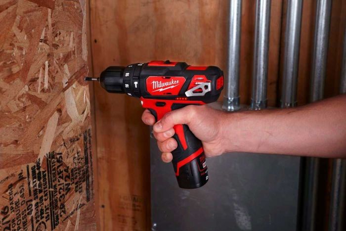 Шурупокрут-дриль акумуляторний Milwaukee M12 BPD-202C 12В 2х2А·год 30Нм 0·1500об/хв ЗП C12C жилет кейс 1.2кг