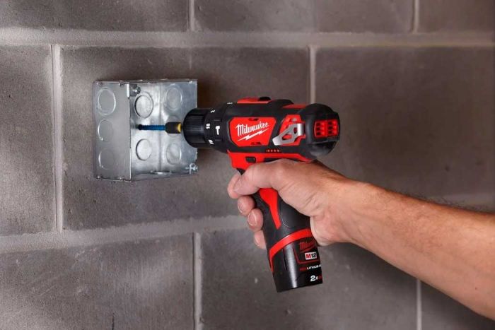 Шурупокрут-дриль акумуляторний Milwaukee M12 BPD-202C 12В 2х2А·год 30Нм 0·1500об/хв ЗП C12C жилет кейс 1.2кг