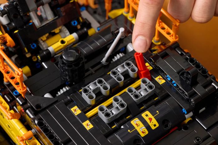 Конструктор LEGO Technic Екскаватор Volvo EC500 Hybrid