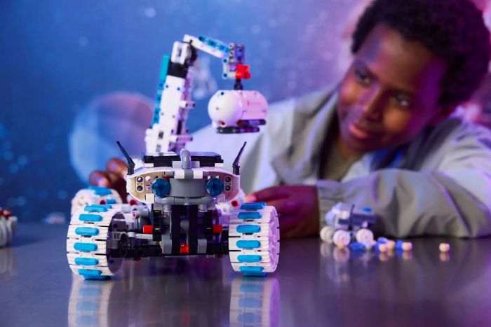 Конструктор LEGO Technic Місяцехід Lunar Outpost. Космічний корабель
