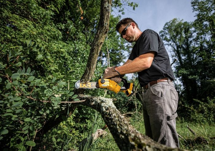 Пила ланцюгова акумуляторна DeWalt 18В XR Li-lon 8.6м/с шина 20см 2.1кг без АКБ та ЗП