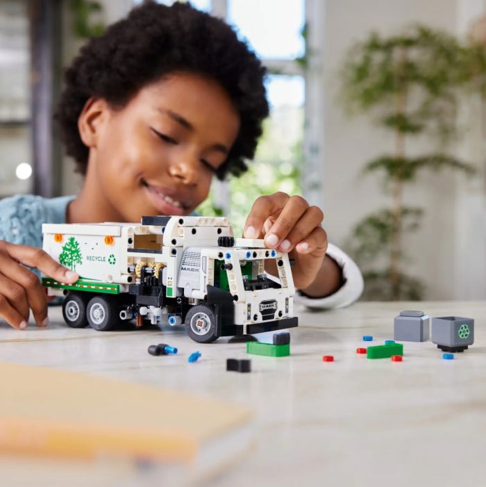 Конструктор LEGO Technic Сміттєвоз Mack® LR Electric