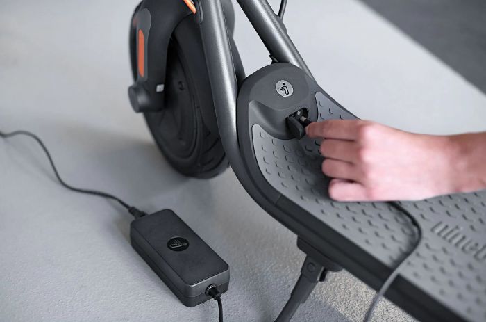 Зарядний пристрій Segway-Ninebot 36V, чорний