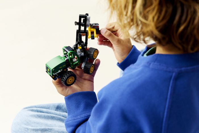 Конструктор LEGO Technic Колісний комбайн John Deere 1470H