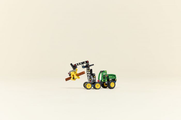 Конструктор LEGO Technic Колісний комбайн John Deere 1470H