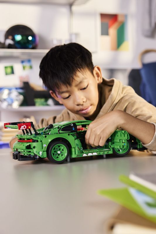 Конструктор LEGO Technic Автомобіль Porsche 911 GT3 R REXY AO Racing