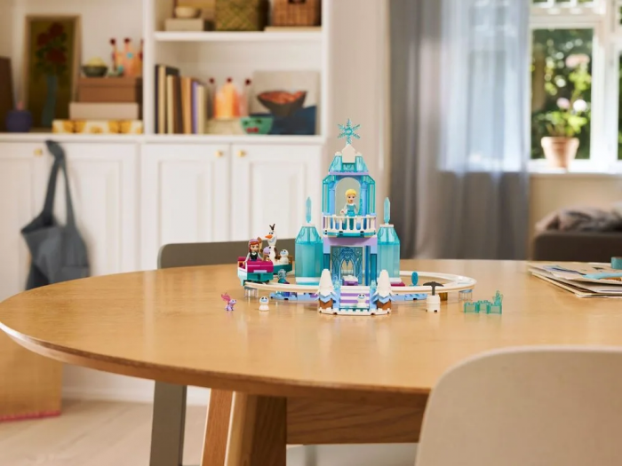 Конструктор LEGO Disney Princess Крижаний палац Ельзи та веселе катання на санчатах