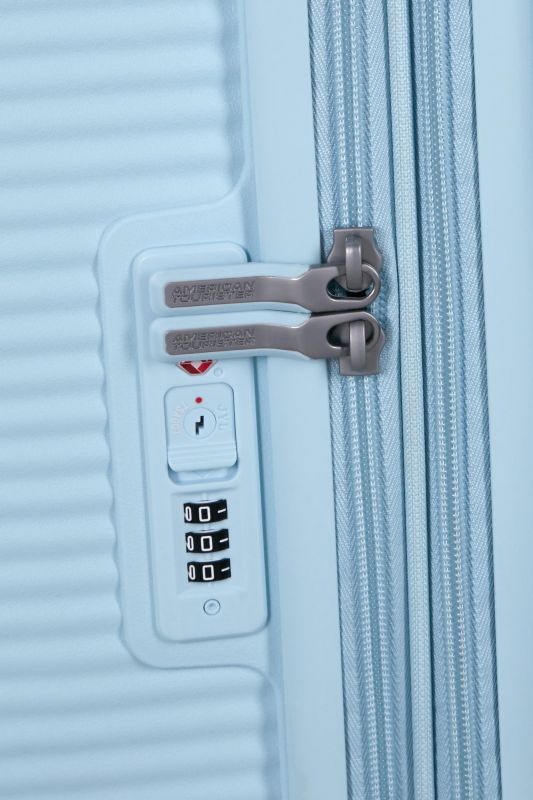 Валіза American Tourister, Soundbox, поліпропілен, середня, 67см, 71.5/81л, TSA, 4 колеса, EXP, пастельно-блакитний
