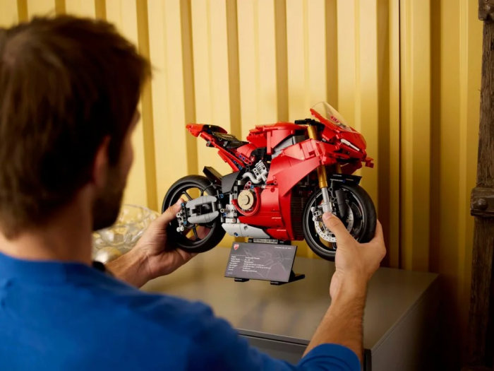 Конструктор LEGO Technic Мотоцикл Ducati Panigale V4 S