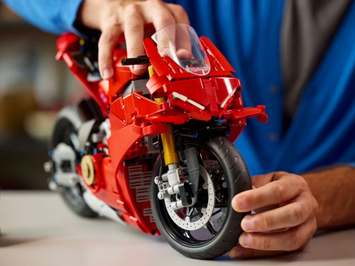 Конструктор LEGO Technic Мотоцикл Ducati Panigale V4 S