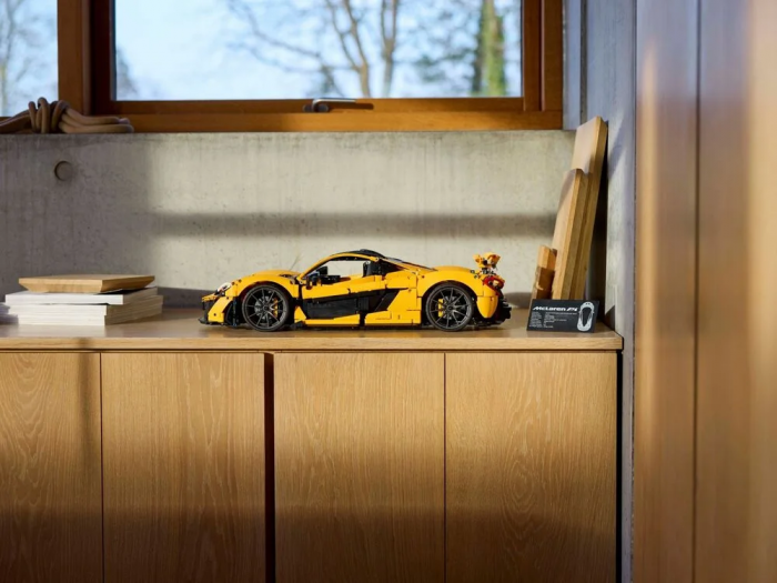 Конструктор LEGO Technic McLaren P1