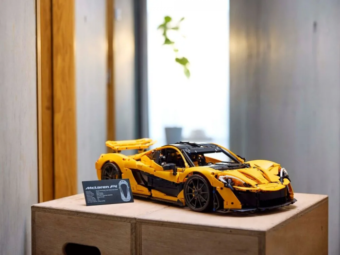 Конструктор LEGO Technic McLaren P1