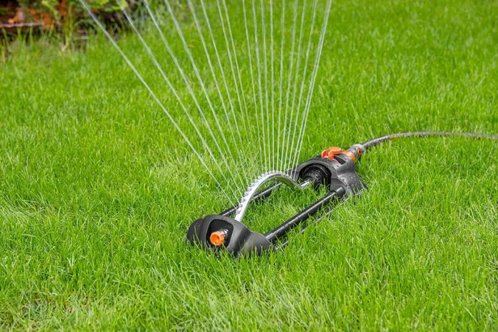 Зрошувач дощовий Neo Tools, дощувач маятниковий, 18 сопел в металевому елементі, регулювання діапазону та сили поливу, площа розпилення 14х19м