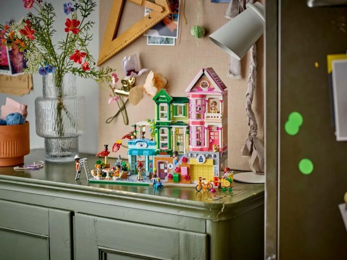 Конструктор LEGO Friends Хартлейк-Сіті. Квартири і крамниці