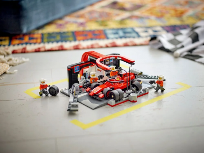 Конструктор LEGO City Піт-стоп і піт-екіпаж F1 з болідом Ferrari