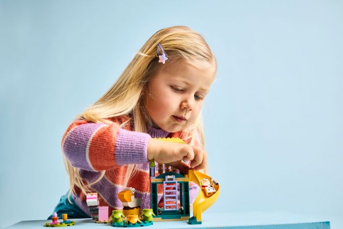 Конструктор LEGO Bluey Веселощі з Блуї та Хлоєю на ігровому майданчику