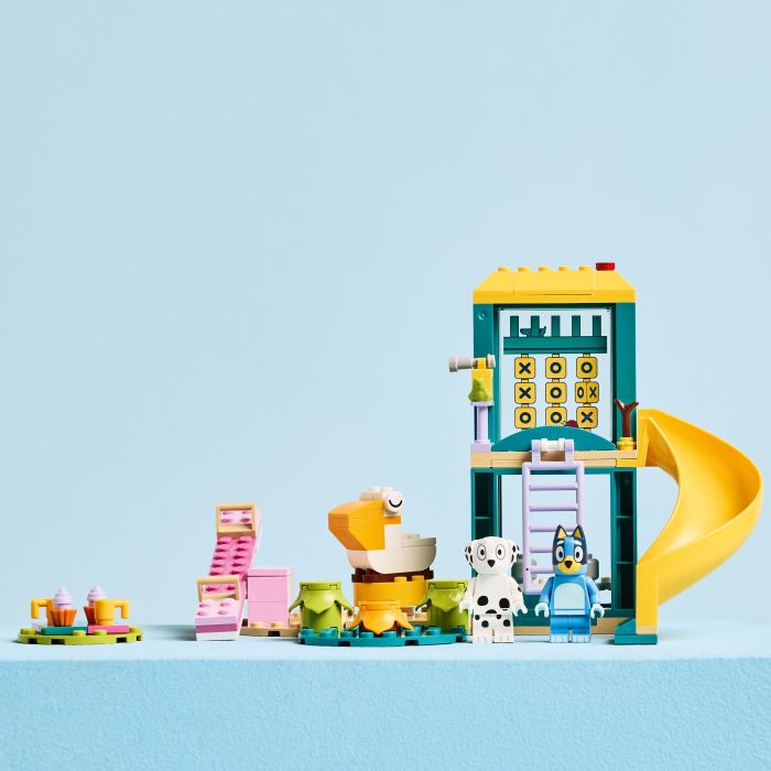 Конструктор LEGO Bluey Веселощі з Блуї та Хлоєю на ігровому майданчику