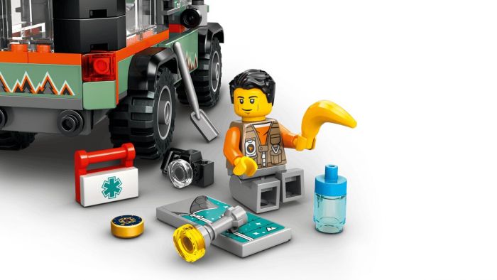 Конструктор LEGO City Позашляхова гірська вантажівка 4x4