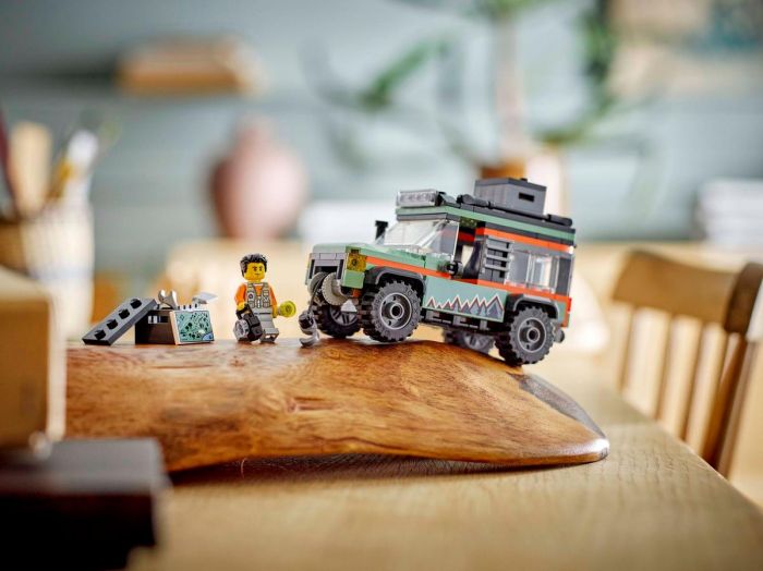 Конструктор LEGO City Позашляхова гірська вантажівка 4x4